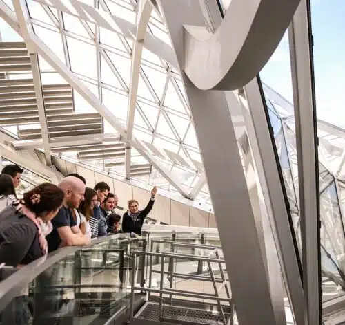 découvrez le musée des confluences, une destination culturelle incontournable qui a attiré 700 000 visiteurs en 2024. explorez des expositions fascinantes qui croisent sciences, arts et sociétés dans un cadre architectural unique.