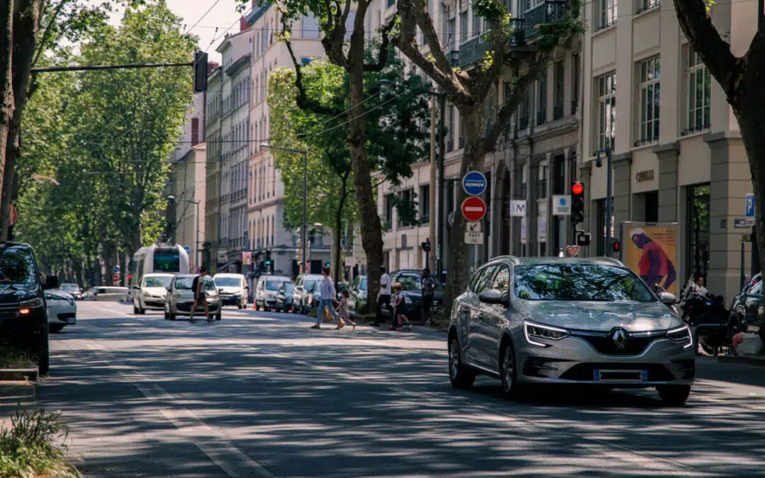 découvrez les mesures de circulation différenciée à lyon pour lutter contre la pollution. informez-vous sur les restrictions de circulation, les zones concernées et les alternatives durables pour améliorer la qualité de l'air dans la métropole.