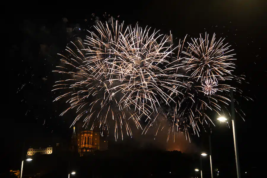 découvrez les événements tragiques survenus à lyon lors des célébrations du nouvel an, entre émotions, témoignages et réflexions sur la sécurité publique. plongez au cœur d'une nuit marquée par l'angoisse et la solidarité.