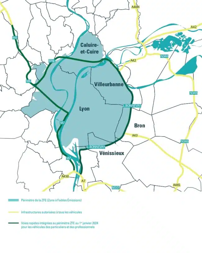 découvrez les enjeux et controverses autour de la zone à faibles émissions (zfe) dans la métropole lyonnaise. analyse des impacts sur la pollution, la santé publique et les habitudes de transport des citoyens.